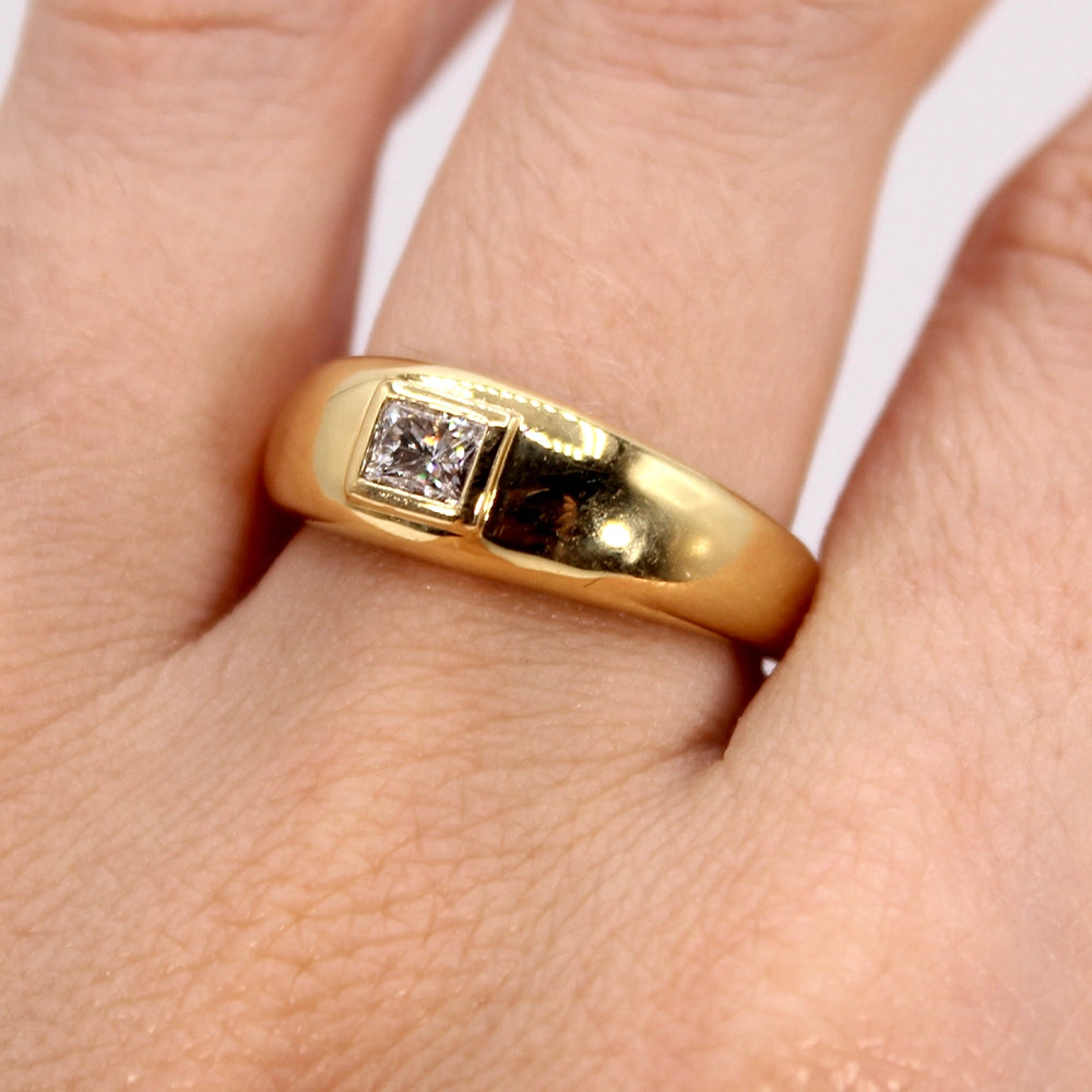 Vintage Diamond and High Polish 18K Yellow Gold Ring SIZE 8