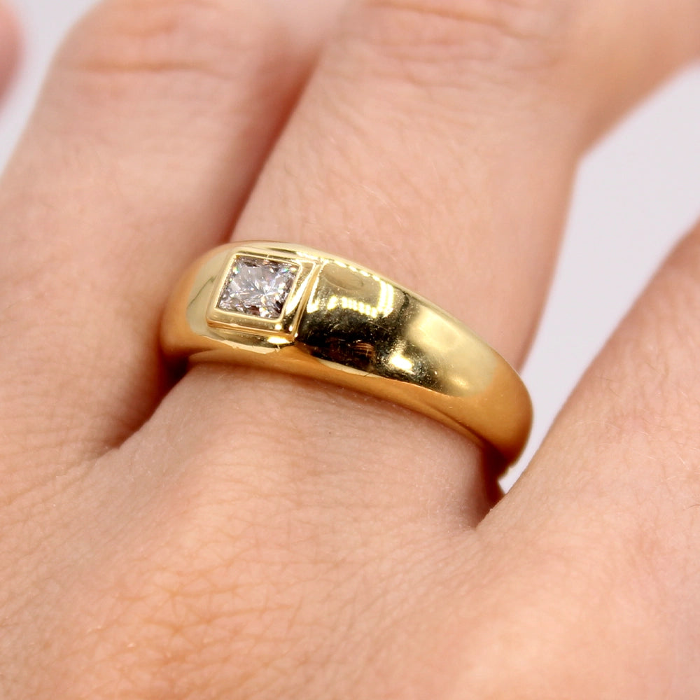 Vintage Diamond and High Polish 18K Yellow Gold Ring SIZE 8