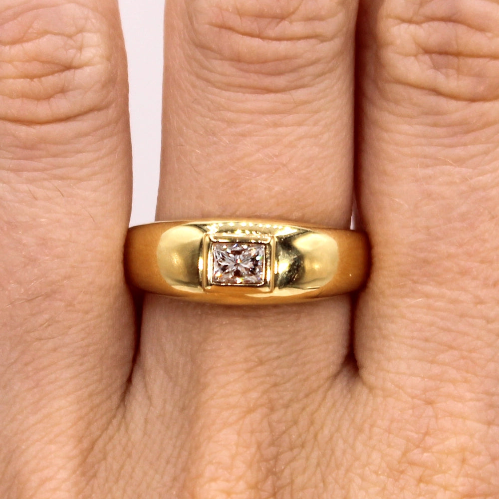 Vintage Diamond and High Polish 18K Yellow Gold Ring SIZE 8